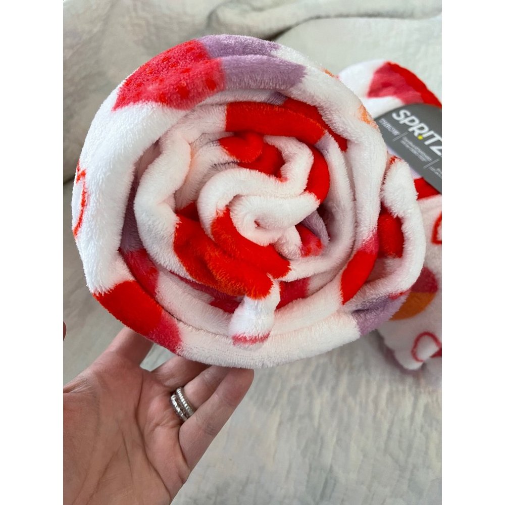 COPY - Spritz White/Red Heart Print Micro-plush Throw Blanket 1-Count - 50”x60” - Picture 2 of 8